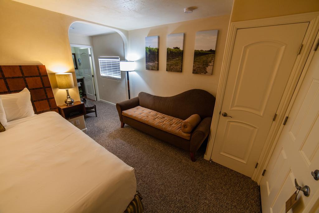 The Vendange Carmel Inn & Suites Phòng bức ảnh